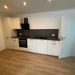 Zentrale Mit Eigenem Eingang Und Stellplatz アパート