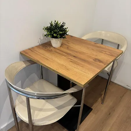 Zentrale Mit Eigenem Eingang Und Stellplatz Appartement