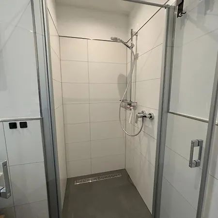 Appartement Zentrale Mit Eigenem Eingang Und Stellplatz *