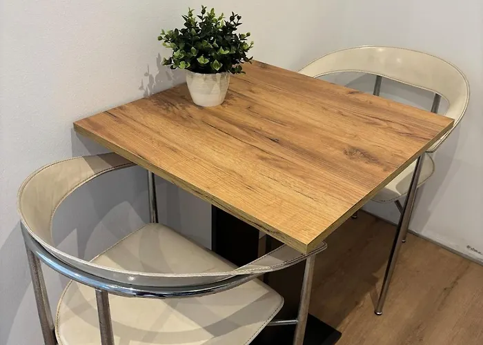 Zentrale Mit Eigenem Eingang Und Stellplatz Apartman